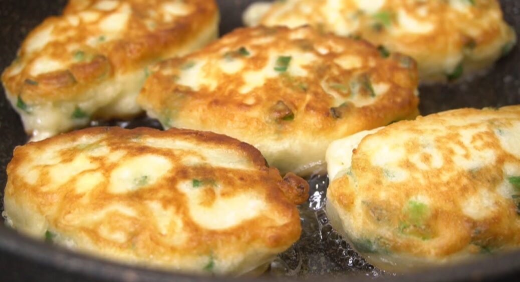 Швидко та для всієї сім’ї: приготуйте ліниві картопляні пиріжки за лічені хвилини – новий рецепт 