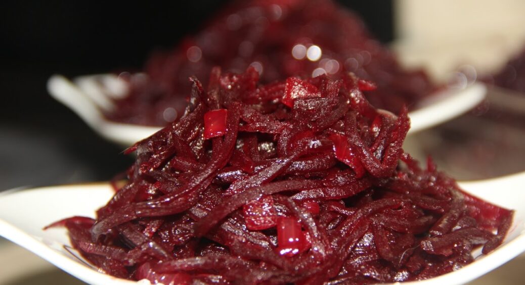 Майже з одного інгредієнту: легкий салат із буряка – ніякого майонезу. Кухарі розкрили новий рецепт 