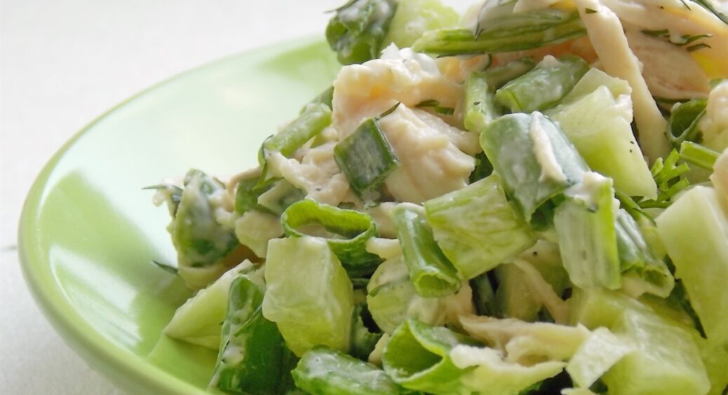 Швидко та просто: салат із копченою куркою – приготувати можна без світла та з найпростіших інгредієнтів 