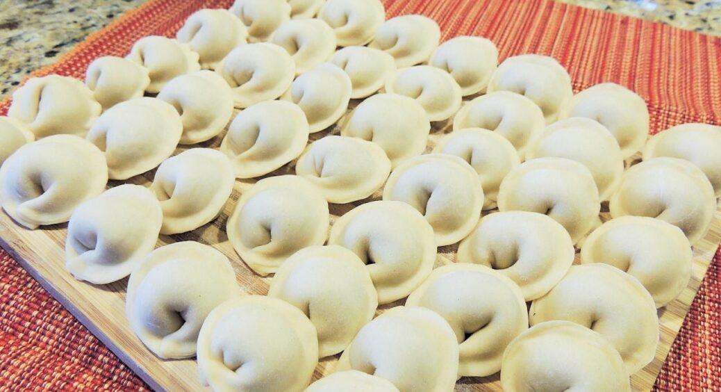 Про цей рецепт тіста для пельменів знають одиниці: мінімум інгредієнтів, легко замішується і не липне до рук 