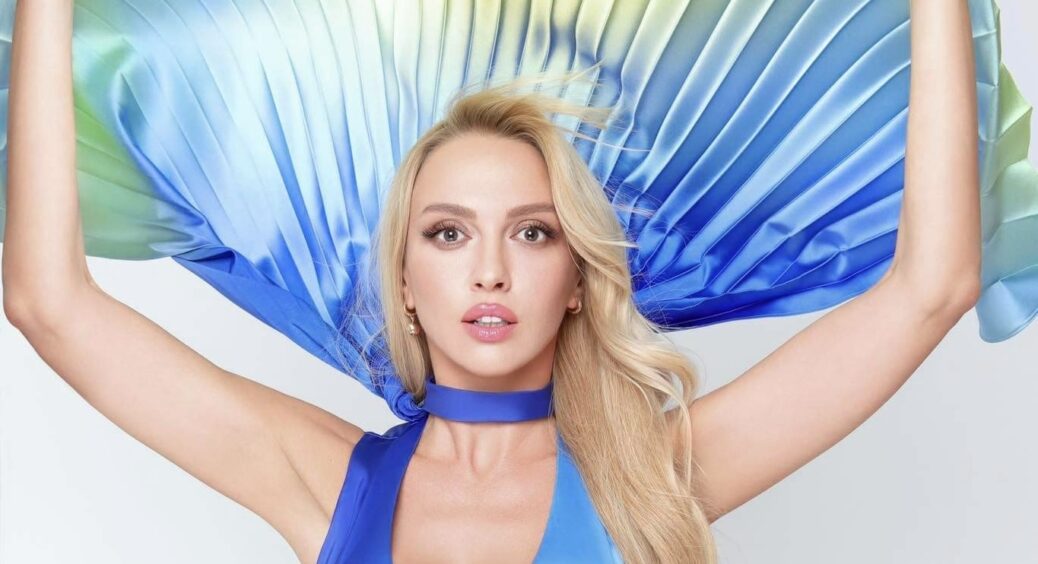 Оля Полякова в плащі та золотих ботфортах до вух грандіозно готується до 8 березня: королева всіх жінок 