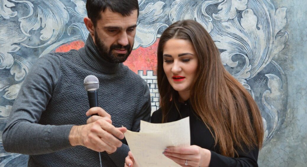 Мініатюрна і темноволоса як Тетяна Песик: як виглядає реальна дружина Володьки з серіалу “Танька і Володька” 