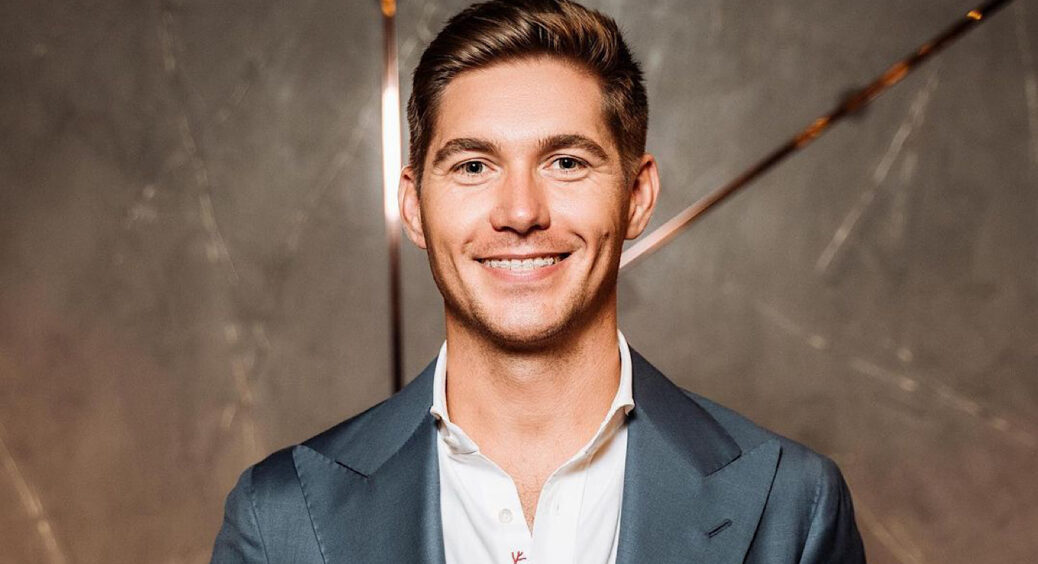 Володимир Остапчук підняв мамині архіви та показав, який вигляд мав у шкільні роки: майже не змінився 