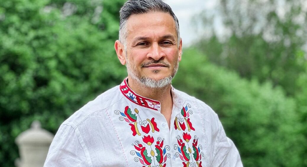 Серед літа поставив ялинку: суддя “МастерШеф” Ектор Хіменес-Браво привітав всіх українців з Новим роком 2025 