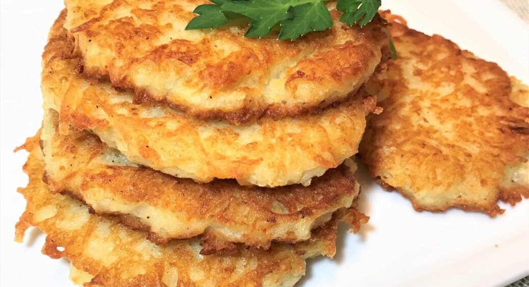 Найсмачніший рецепт з цибулі і смачний перекус за копійки. Так готувала моя бабуся: румʼяні цибулеві деруни 