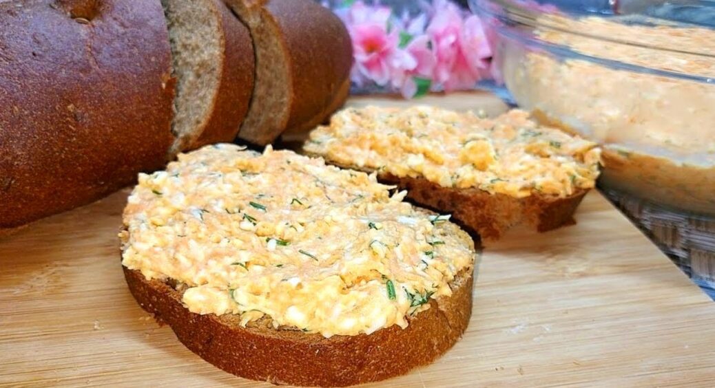 З чим змішати плавлений сирок, щоб вийшла “божественна” намазка на хліб: точно не майонез 