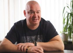 Всі в маму: Євген Кошовий показав, як виглядають його дві доньки 