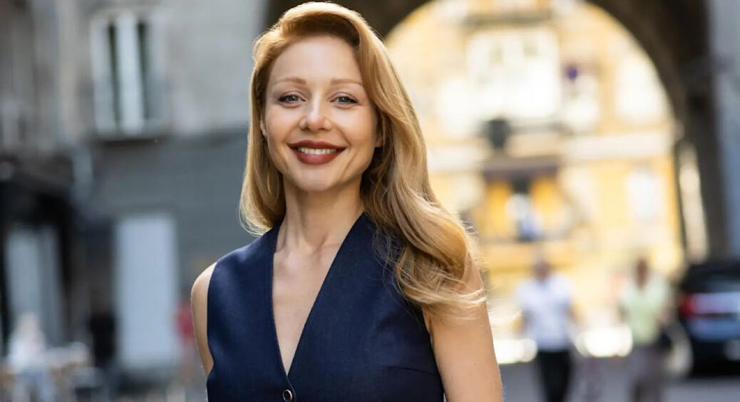 “Ми зможемо все”: Кароль в чорно-білому оверсайз піджаку виступила з публічною заявою – сумує за Баланом? 