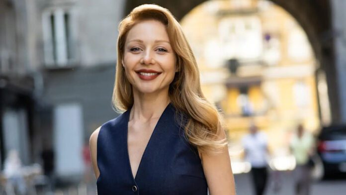 Тіна Кароль в чорно-білому оверсайз піджаку виступила з публічною заявою