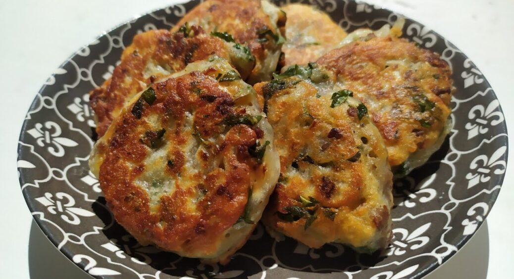 Ліниві смажені пиріжки з картоплею, які виходять неймовірно ніжними та легкими: ​​тісто готувати не потрібно 