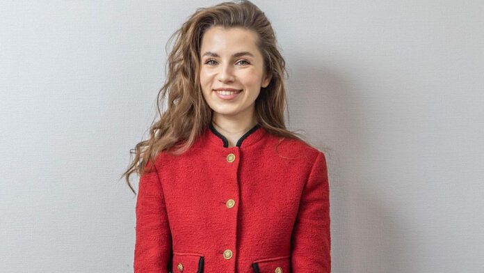 Соловій приміряла свою шкільну форму Соловій приміряла свою шкільну форму