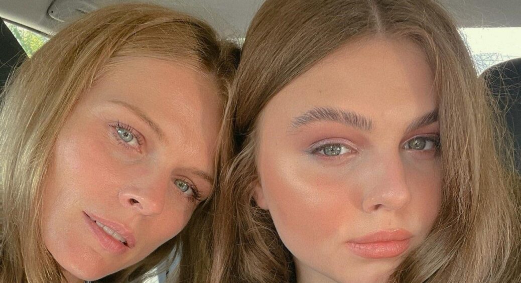 17-річна донька Фреймут Злата Мітчелл показала романтичний поцілунок: вона в сукні нареченої, він – у смокінгу 