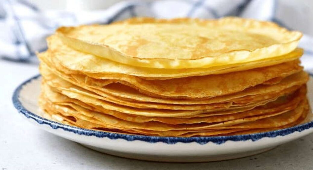 На чому, крім молока, приготувати тонкі млинці: рецепт неймовірного тонкого тіста, яке не буде рватися 