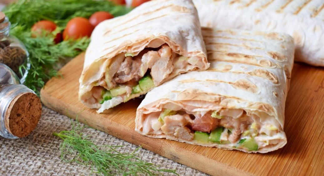 Як приготувати домашню шаурму: швидкий рецепт шаурми з секретним соусом і правильною замоткою лаваша 