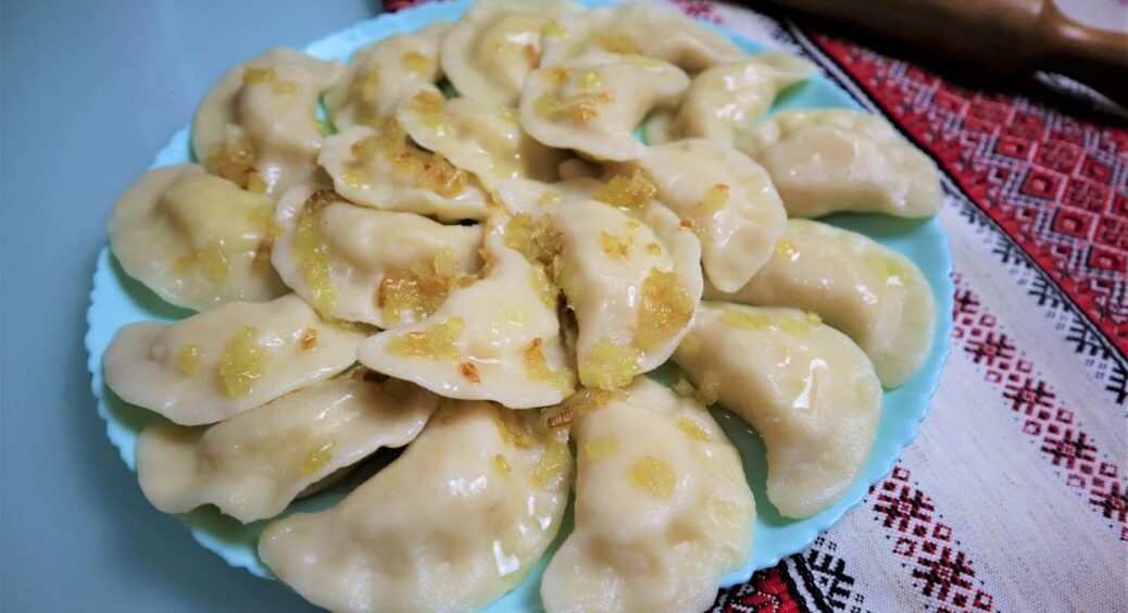 Вареники з картоплею по-домашньому: ідеальне еластичне тісто, яке ніколи не рветься і супер-начинка 