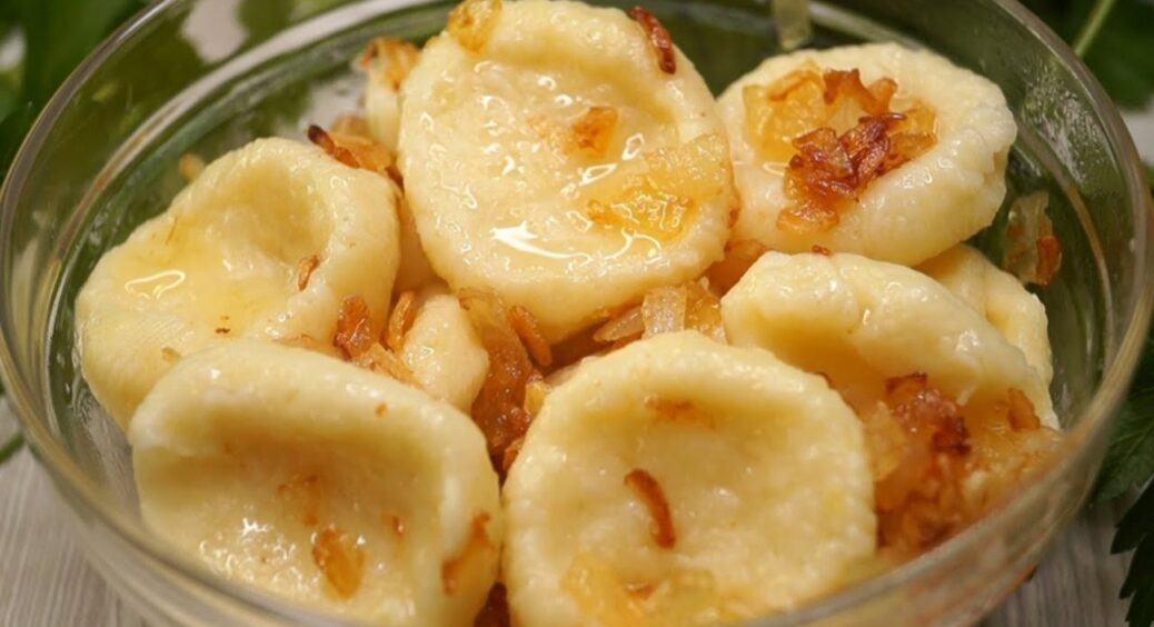 Смачні і прості картопляні галушки зі смаженою цибулькою: вдалий рецепт лінивих вареників з картопляного пюре 