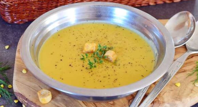 Лише 1 інгредієнт — і гороховий суп у сто разів смачніше: будете їсти каструлями, і готуватимете щодня 
