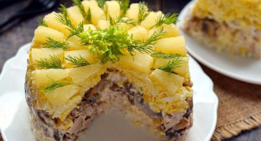 Справжня загадка столу: рецепт найпростішого та найсмачнішого салатного торта з курячого стегна 