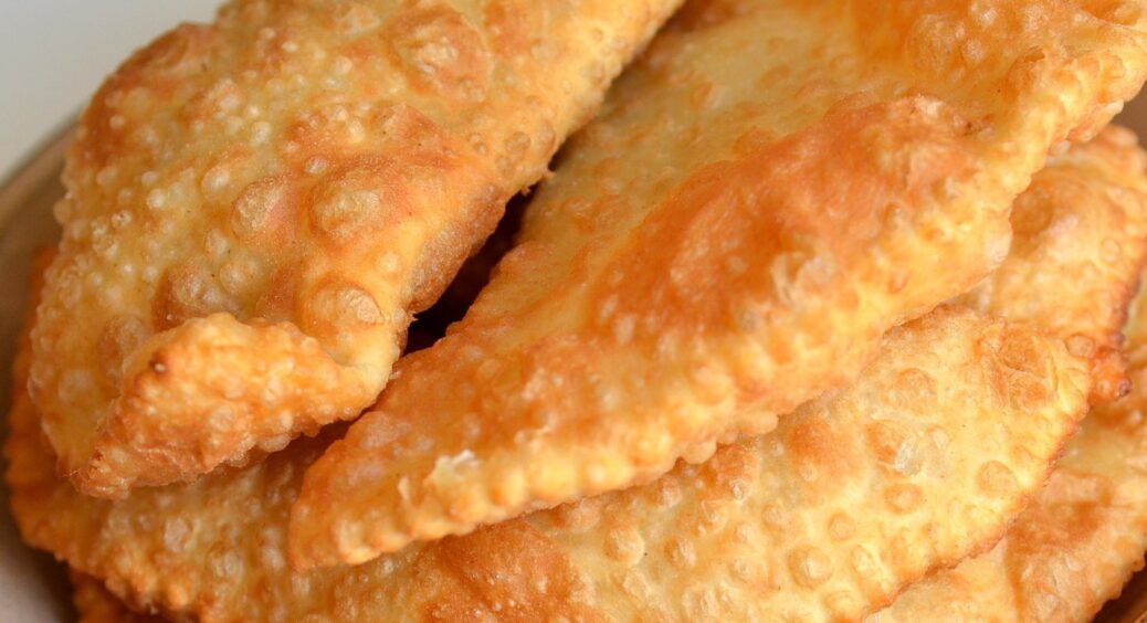 Тісто не лопне та не засохне: хрусткі та ніжні чебуреки із простих інгредієнтів – покроковий рецепт 