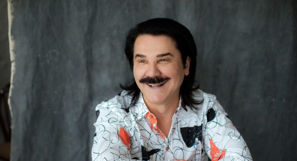 Увірвалася з презентом: Павло Зібров пригадав, як навіжена фанатка у сильну зливу залізла до його номера 