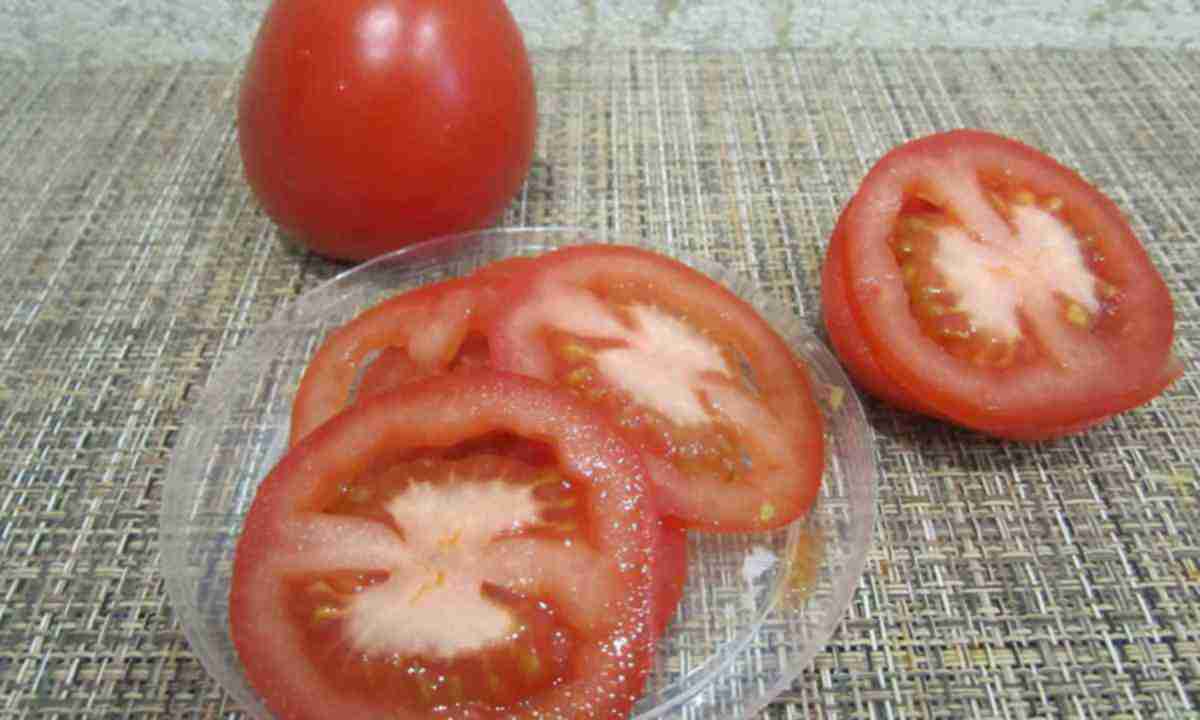 Спершу наріжте помідори на кружечки, а потім - на кубики