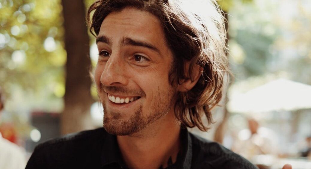 Приїхав у Хмельницький, щоб покататися на гойдалці: колишній Дорофєєвої впав у дитинство – не вистачає уваги 