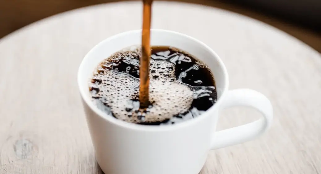 Ви все робили неправильно! Ось як правильно варити каву на плиті: з отакенною пінкою! 