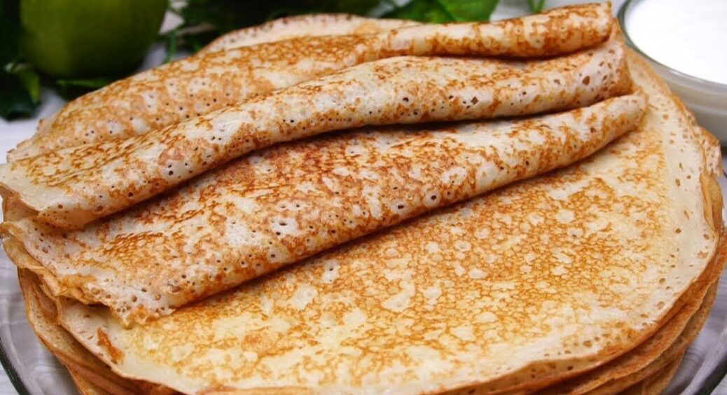 Заварні млинці на кефірі з окропом: виходять тоненькі, не рвуться. Рецепт тіста з ідеальними пропорціями 