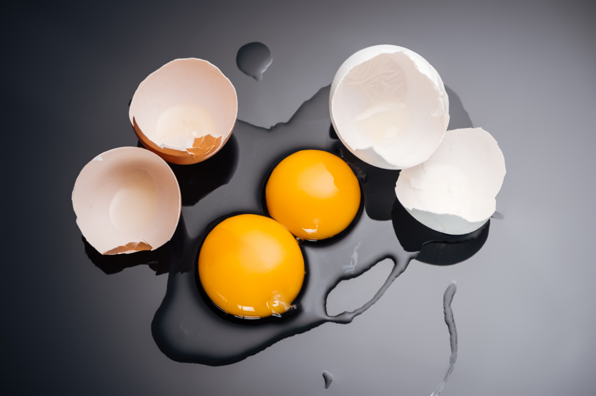 Яйця розбивайте акуратно: важливо, щоб шкарлупа поділилася на половинки