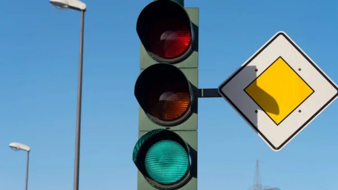 Водії, будьте пильними: змінилося важливе правило дорожнього руху в Україні. Що тепер під забороною? 