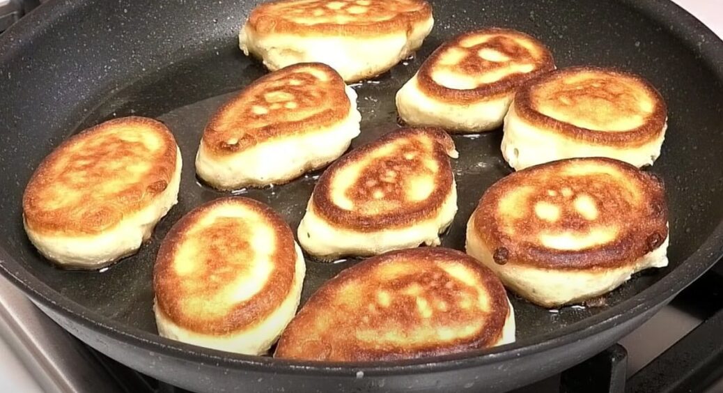 Супер пишні оладки за 15 хвилин: рецепт тіста, яке піднімається при випіканні і не опадає після остигання 