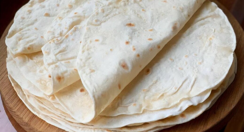 Домашній лаваш на сковорідці: тісто не тріскається та не рветься, можна робити шаурму – покроковий рецепт 