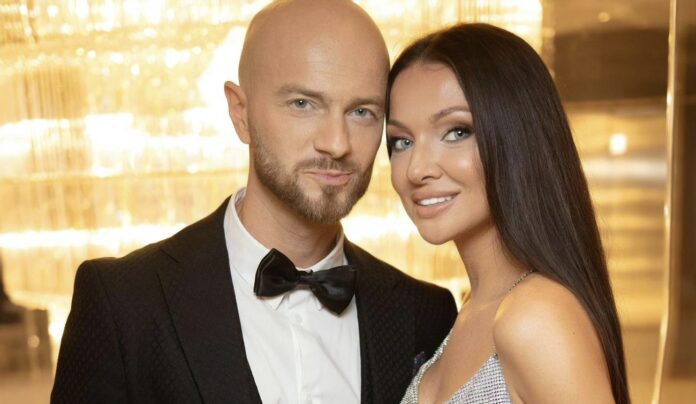 Дружина Влада Ями показала, як тренується на вуличній лавочці