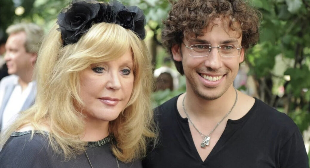 Вели під руки: 74-річна Алла Пугачова ледь не знепритомніла на похороні після повернення до москви 