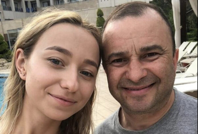 Молода дружина Віктора Павліка вразила образом з волоссям на ногах та пір'ям