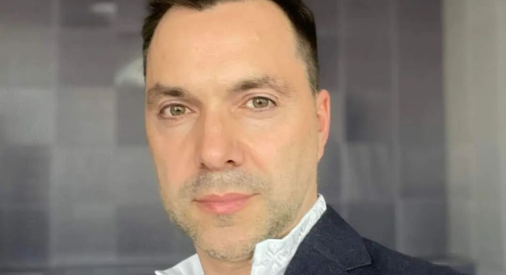 Forbes порахував доходи ексрадника офісу президента Олексія Арестовича: вони значно більші, ніж той запевняє 