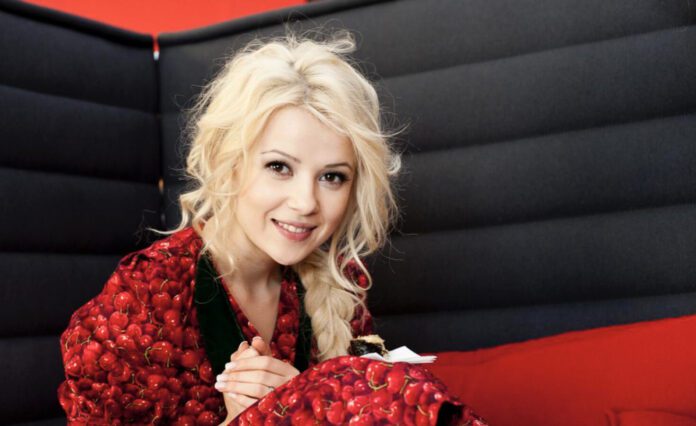 Міка Ньютон показалася у весільній сукні з величезними стразами і з довжелезною фатою