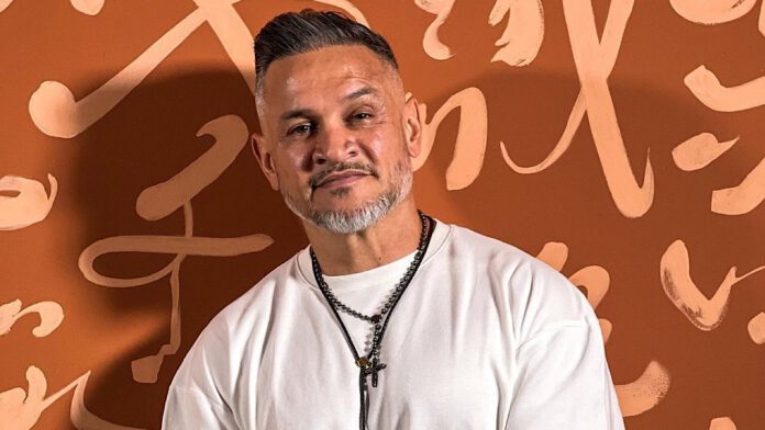 Суддя МастерШеф Ектор Хіменес-Браво показав, як готував вечерю без одягу