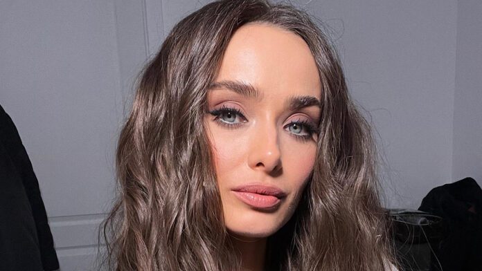 Ксенія Мішина вразила публіку виглядом своєї бабусі: жінка з доброю посмішкою