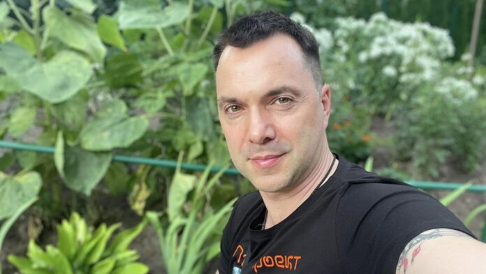 Арестович за кордоном розсекретив, як покинув Україну та чи повернеться