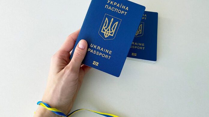 Коли українцям варто змінювати фото у паспорті-книжці у 2023 році 