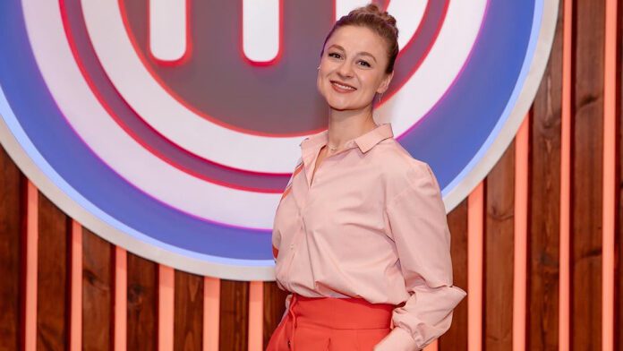 Ольга Мартиновська заінтригувала мережу кадром з округлим животом