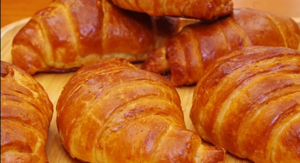 М’які та пишні круасани з простих продуктів: дуже смачні і довго не черствіють. З книги рецептів моєї бабусі 