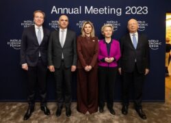 Олена Зеленська на форумі Всесвітньому економічному форумі в штанах-палаццо 