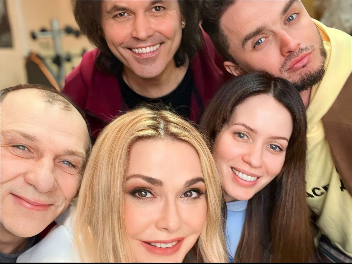 Ольга Сумська разом з іншими акторами трупи