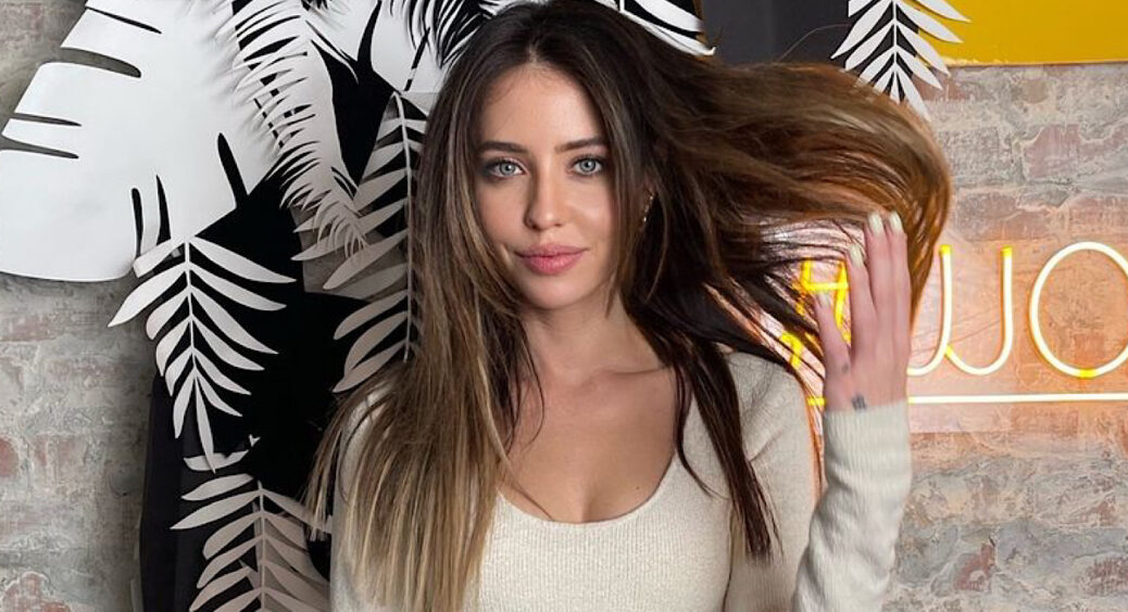 Вчить “донечку” доглядати за собою: Дорофєєва “на домашньому” з маскою на обличчі прихорошила падчерку 