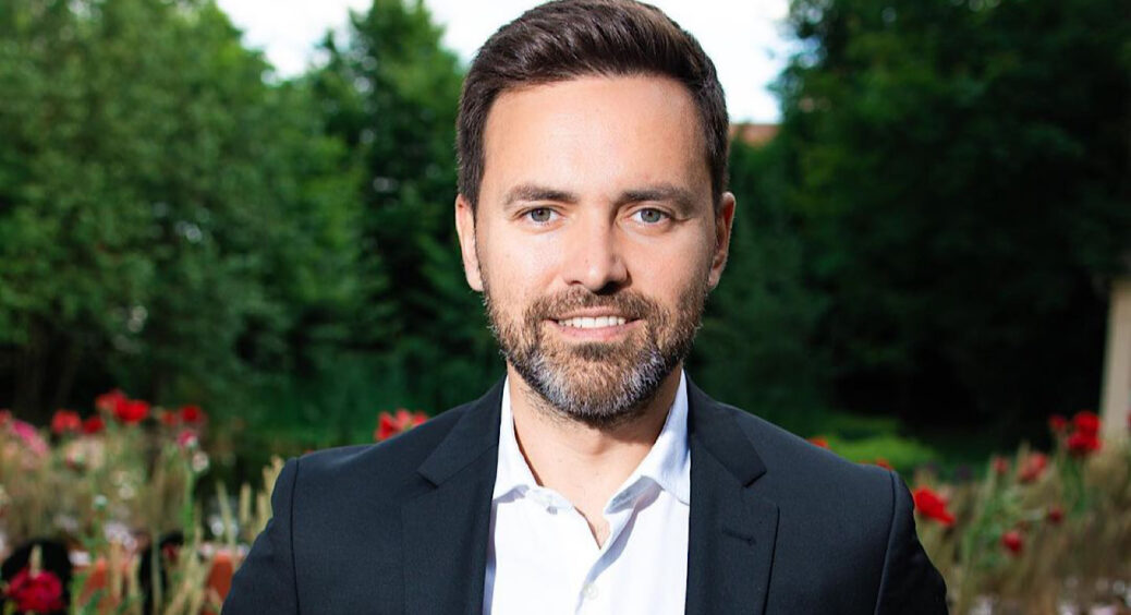 Тимур Мірошниченко показав, як заснув просто в ефірі: врешті-решт вести “Сніданок” не легко (ФОТО) 