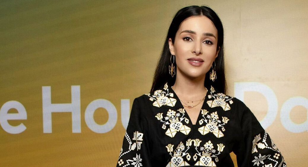 Темний денім з корсетним топом: Злата Огнєвіч додала у свій гардероб головний модний тренд 2023 року 