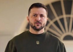 Яка ще жінка була з Володимиром Зеленським – з ним і на сцені, і на репетиціях (ФОТО) 