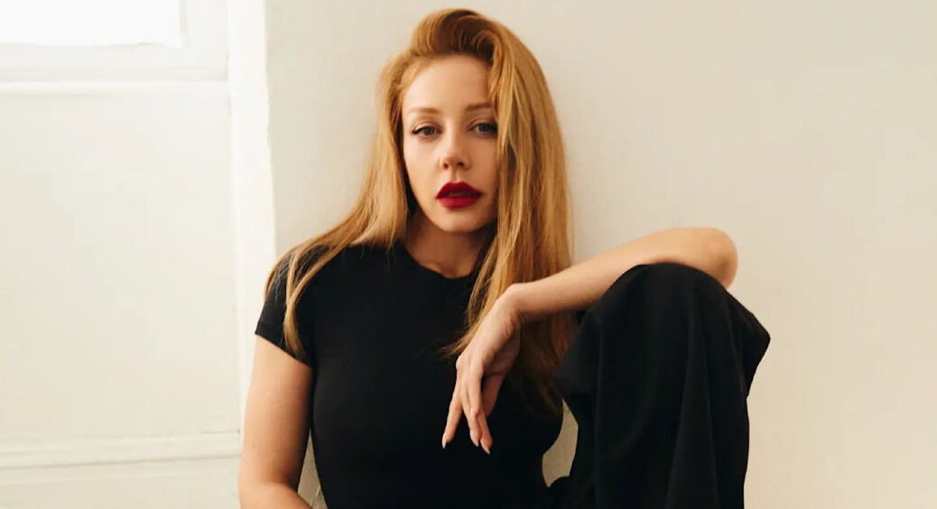 Поп-діву тягне до землі: Тіна Кароль без макіяжу, зачіски і сукні похизувалася врожаєм зі свого городу (ФОТО) 